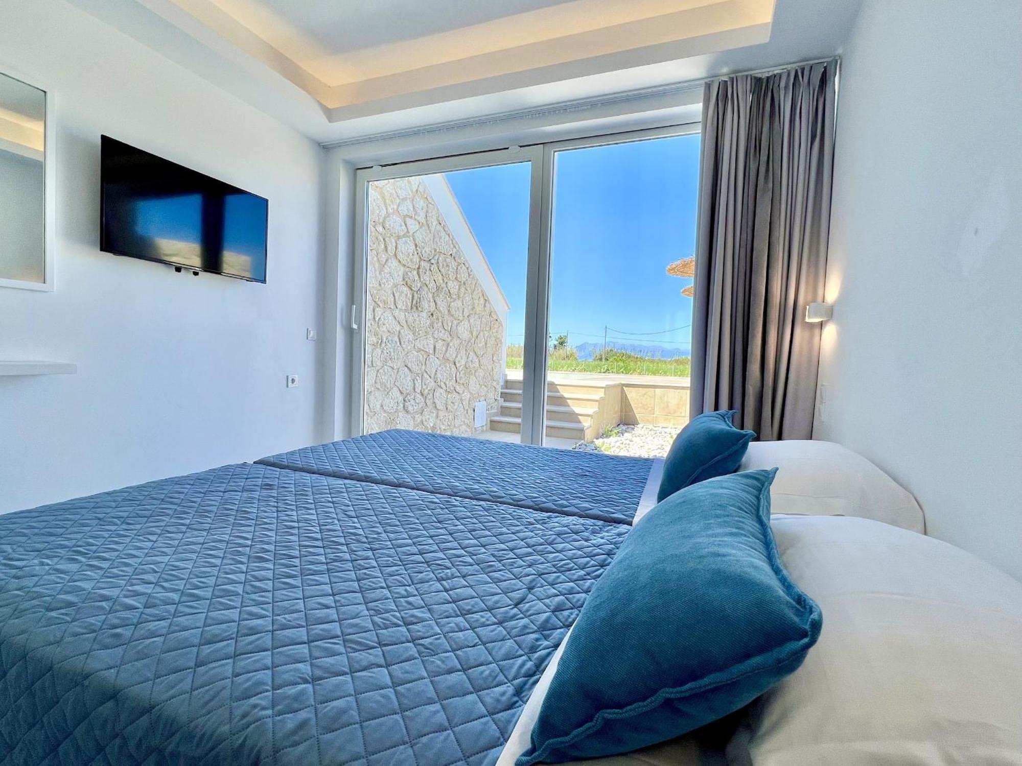 Danune Luxury Beachfront With Private Pool By Dadovillas *