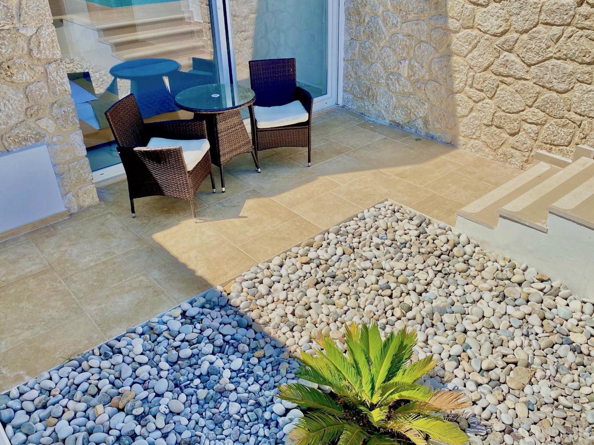 Danune Luxury Beachfront With Private Pool By Dadovillas Astrakeri