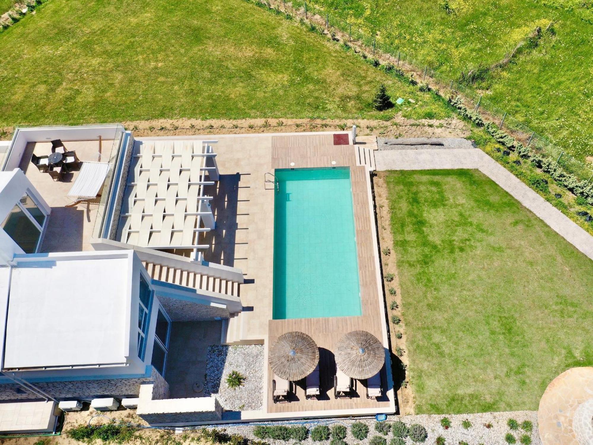 Danune Luxury Beachfront With Private Pool By Dadovillas * Astrakeri