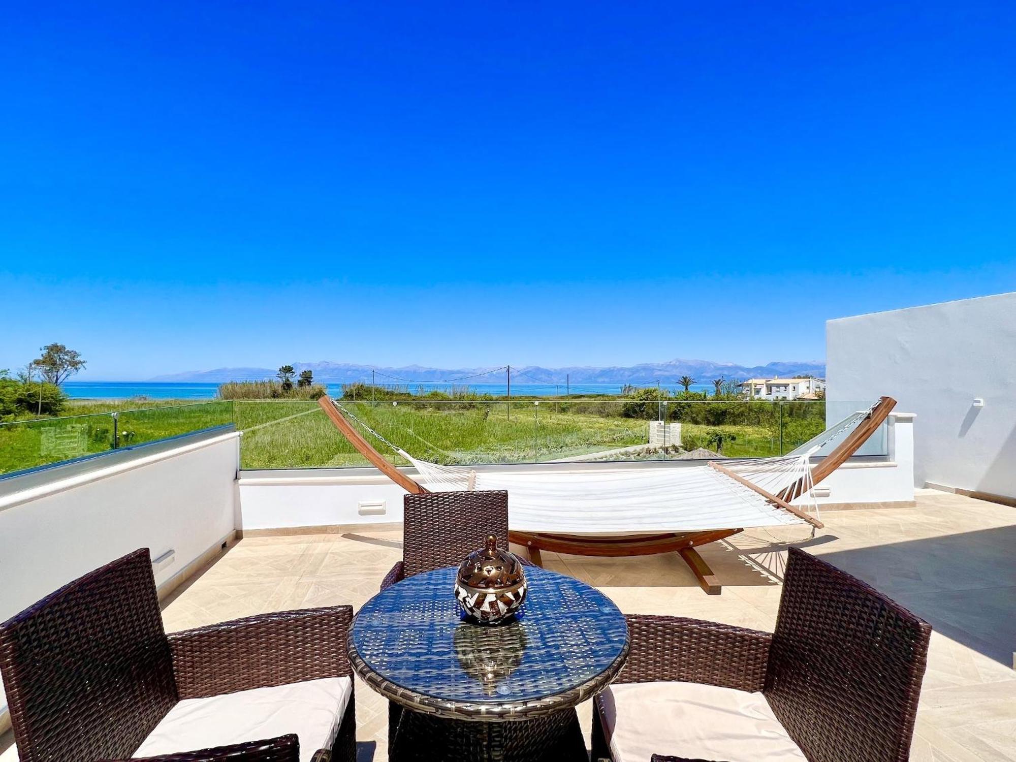 Danune Luxury Beachfront With Private Pool By Dadovillas
