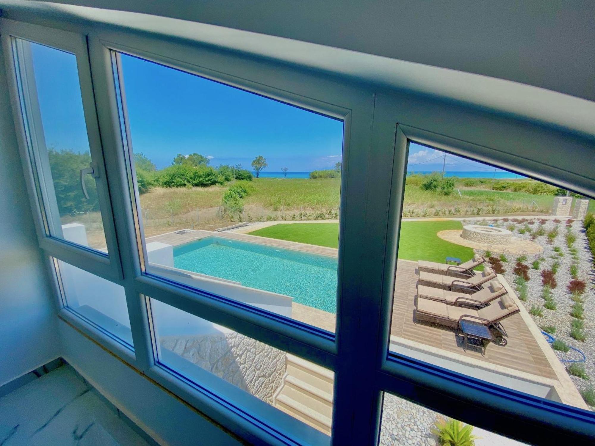 Villa Danune Luxury Beachfront With Private Pool By Dadovillas Astrakeri