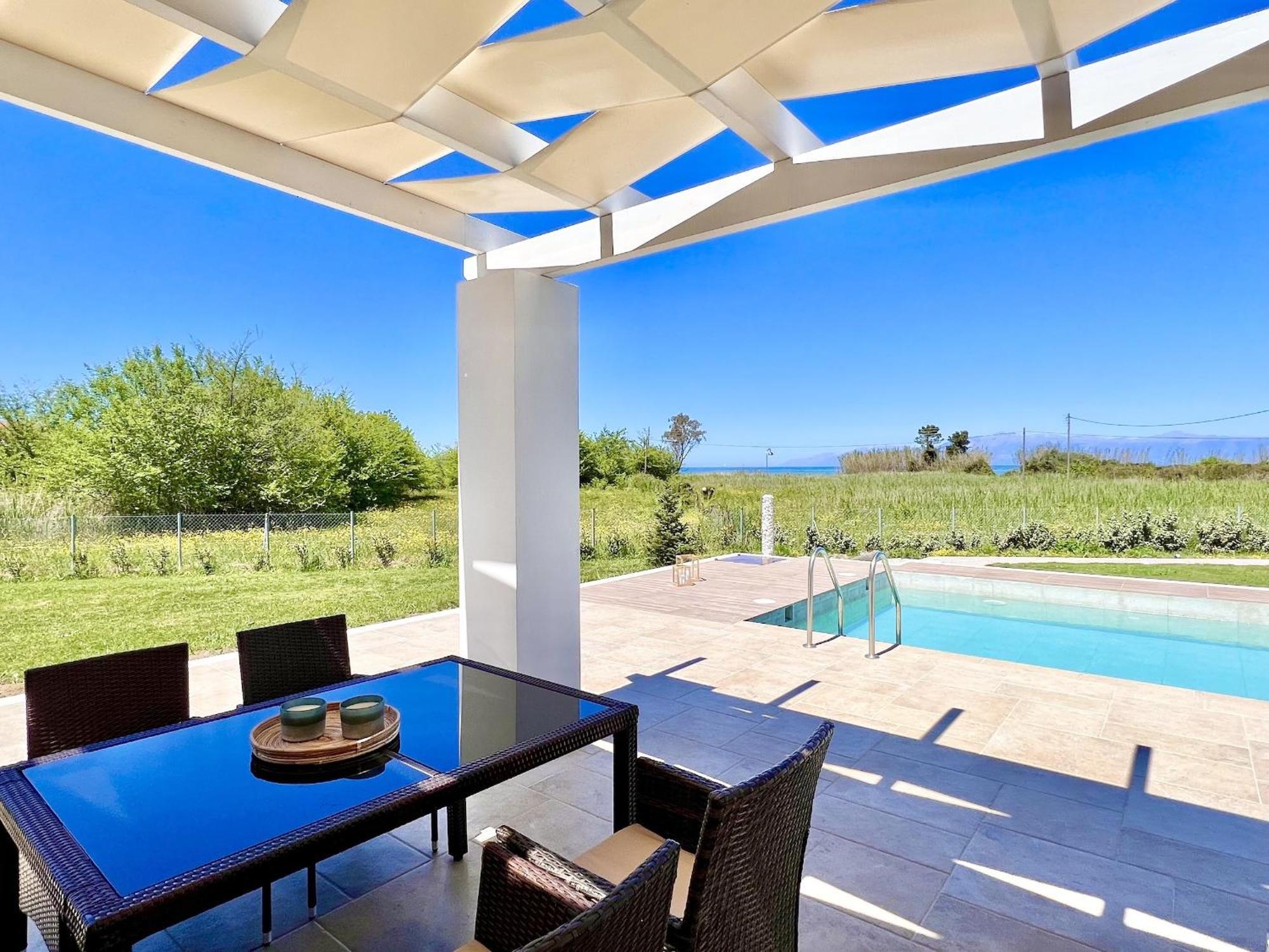 Danune Luxury Beachfront With Private Pool By Dadovillas Villa *