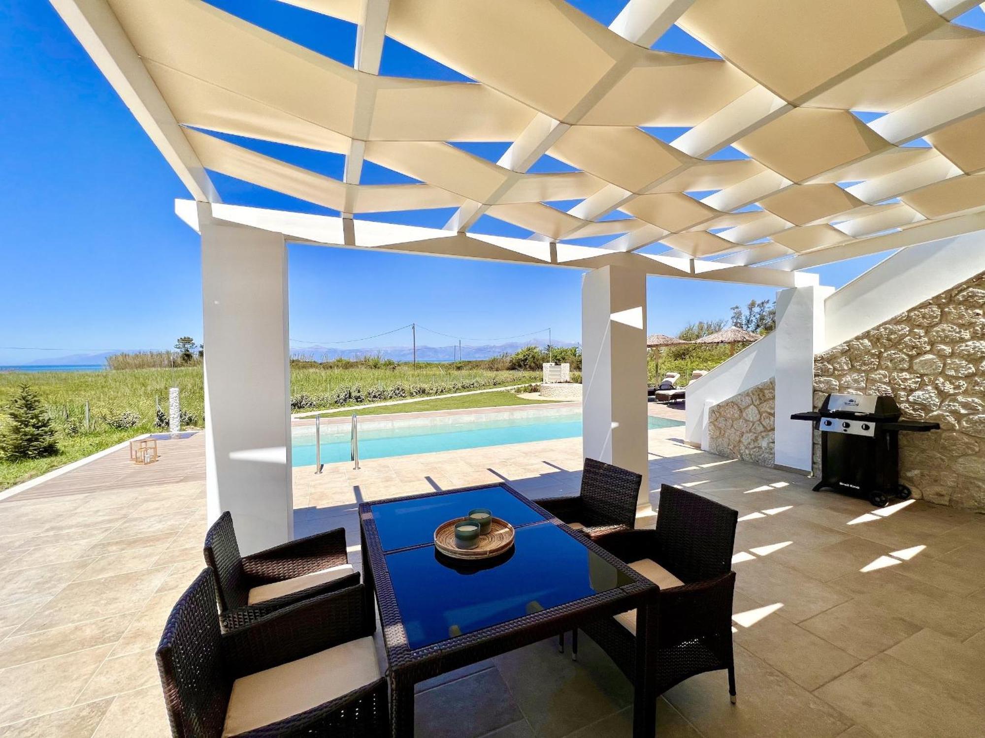 Danune Luxury Beachfront With Private Pool By Dadovillas Astrakeri