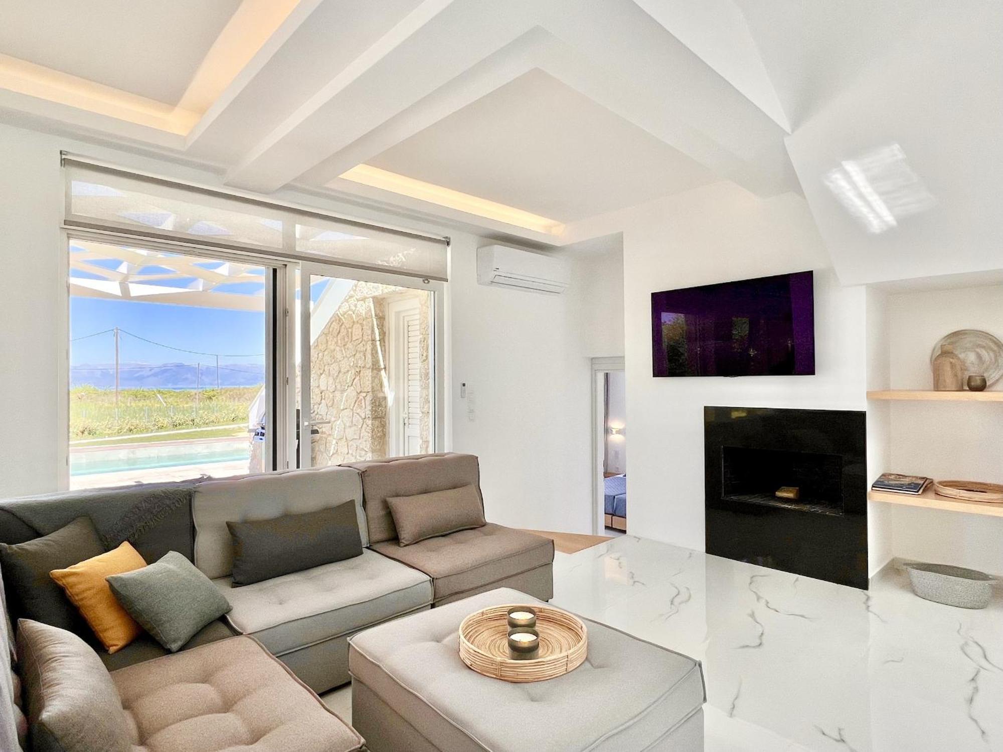Danune Luxury Beachfront With Private Pool By Dadovillas