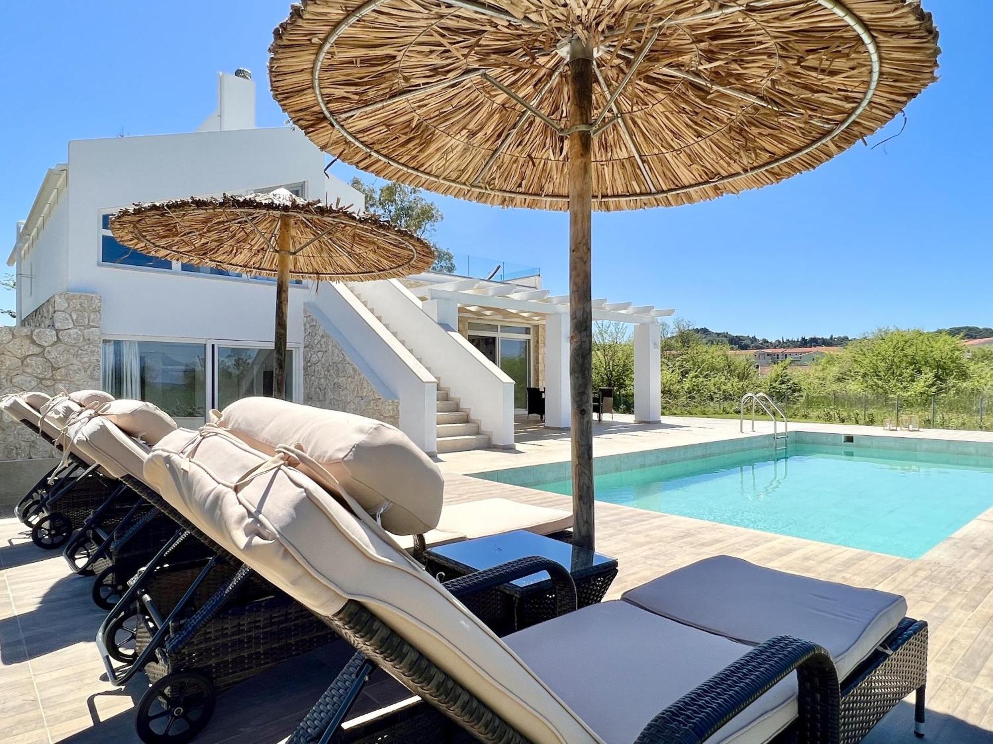 Danune Luxury Beachfront With Private Pool By Dadovillas Villa *