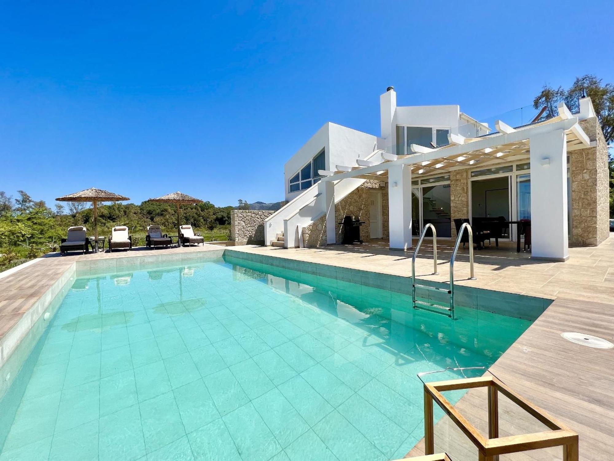 Danune Luxury Beachfront With Private Pool By Dadovillas