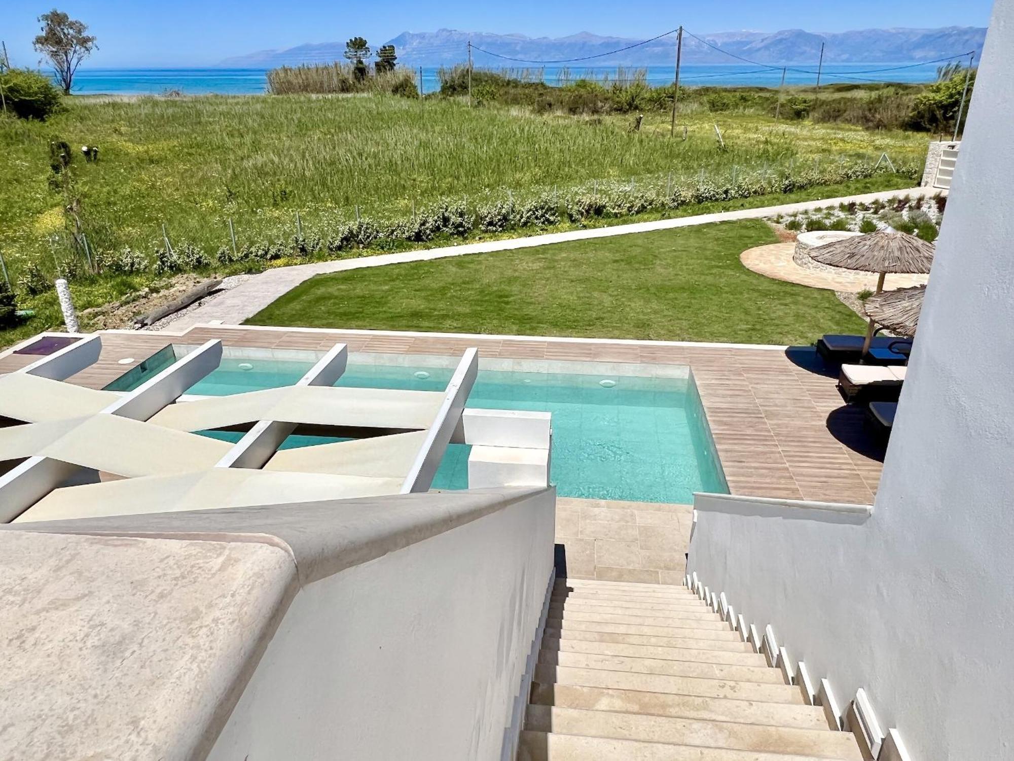 Danune Luxury Beachfront With Private Pool By Dadovillas * Astrakeri